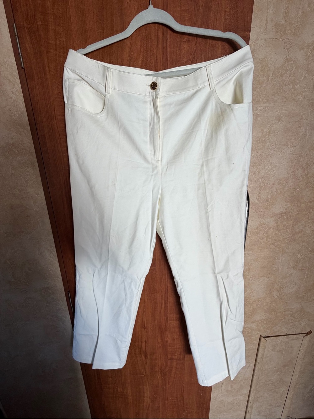 St. John Sport White Straight Leg Crop Pants size 14- Flaws